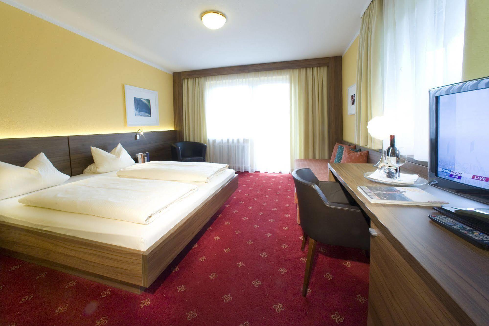 Hotel Bruno Fügen Eksteriør bilde